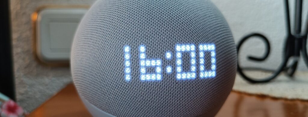 altavoz inteligente Amazon Echo Dot en sala de estar