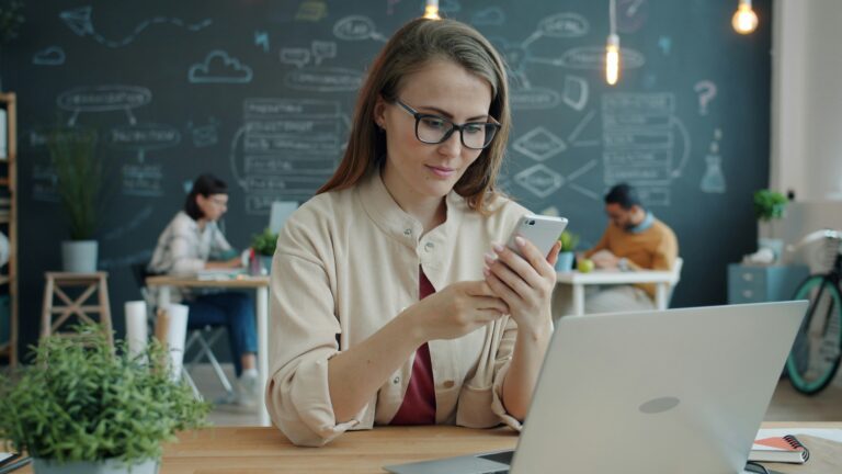 Gadgets tecnológicos imprescindibles para emprendedores digitales en 2026