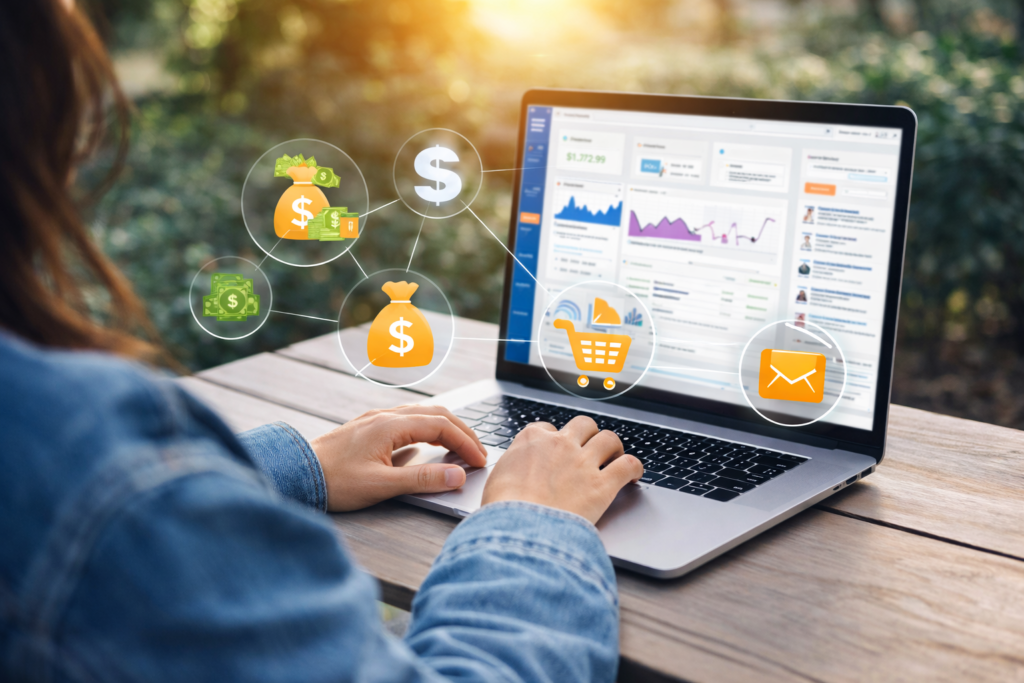 persona trabajando con portátil para ganar dinero con marketing de afiliados online